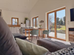 ein Wohnzimmer mit Sofa und Tisch in der Unterkunft Fonse in Pettendorf