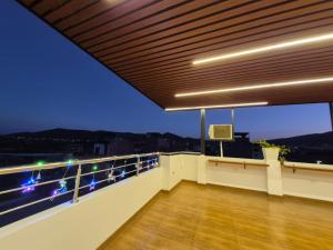 a balcony with a view of the city at night at Hotel Betania in Jaén