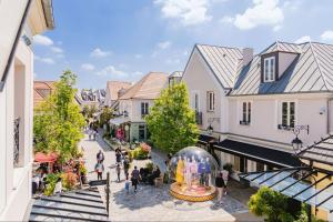 a group of people walking down a street at Petite maison Disneyland Paris in Magny-le-Hongre