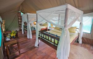 Postel nebo postele na pokoji v ubytování Mbali Mbali Gombe Lodge