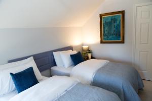 two beds sitting next to each other in a bedroom at Gypsy by the Lake Bed and Breakfast in Sutton +20 photos