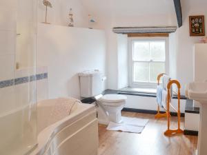 a bathroom with a toilet and a sink at Meadwell in Treknow