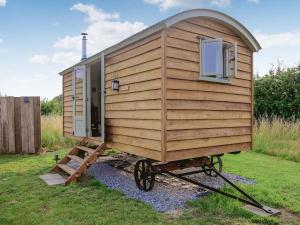 a tiny house on a cart with a window at Ryeland Hut - Qu7632 in Messing +20 photos