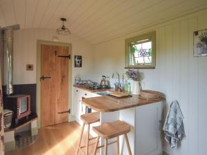 a kitchen with a counter and a sink and a stove at Ryeland Hut - Qu7632 in Messing