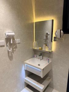 a bathroom with a sink and a mirror at فندق فاليرا باي - محايل عسير VALERA BAY Hotel in Muhayil
