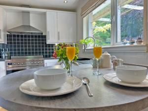 a kitchen with two bowls and two glasses of orange juice at Tigh-Na-Creige in Feorlean