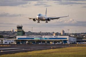 an airplane is taking off from an airport at Flats Number One in Ribeirão Preto