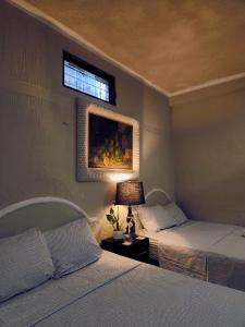 a bedroom with two twin beds and a window at Posada Azeneth in Oxkutzcab