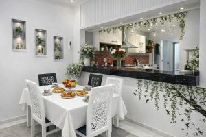 a dining room with a white table and chairs at Dar Al Yaqout in Le Kram