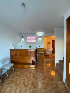 ein Wohnzimmer mit einem Tisch und einem Stuhl darin in der Unterkunft Hotel Messanini in Zaragoza