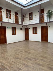 ein leerer Raum mit Holztüren und Holzböden in der Unterkunft Hotel Messanini in Zaragoza