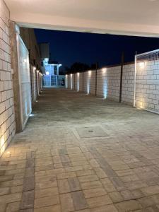 ein leerer Parkplatz in der Nacht mit Lichtern in der Unterkunft Hotel Messanini in Zaragoza