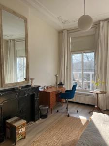 a room with a desk and a chair and a mirror at Westersingel 24-2 in Rotterdam