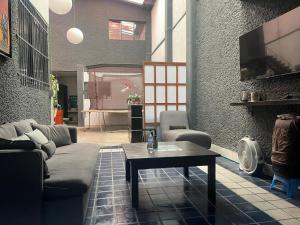 a living room with a couch and a coffee table at Alojamiento Artemisa in Mexico City