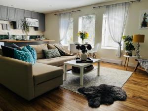 ein Wohnzimmer mit Sofa und Tisch in der Unterkunft Modern Maple Flat in Maple Ridge District Municipality