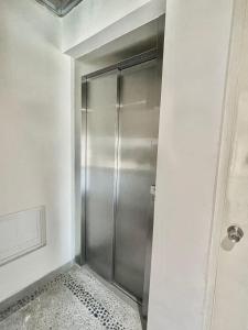 a metal elevator in a room with a tile floor at Comfortable apartment with pool, close to the beach in Acapulco