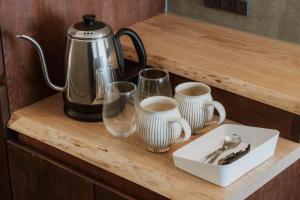 eine Theke mit einer Kaffeekanne und Gläsern darauf in der Unterkunft Hotel egne in Hizume