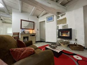 a living room with a couch and a fireplace at Chambre argoitzia in Saint-Martin-dʼArberoue