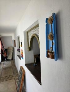 a hallway with a blue vase on a wall at Horizon 2 andar in Marataizes