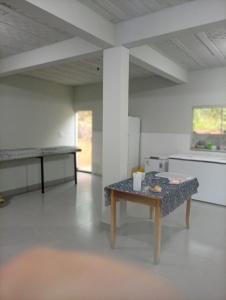 a room with a table in the middle of a kitchen at Recanto da Serra Vazante in Vazante