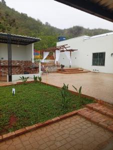 a building with a patio and a courtyard with a yard at Recanto da Serra Vazante in Vazante