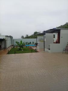 a patio of a house with a view of the water at Recanto da Serra Vazante in Vazante
