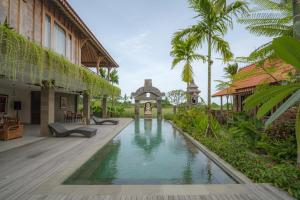 a resort with a pool in the middle of a courtyard at Jero Jawi Javanese Villa in Lebih