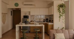 a kitchen with a counter and stools in a room at Coral Loft in Antón Lizardo