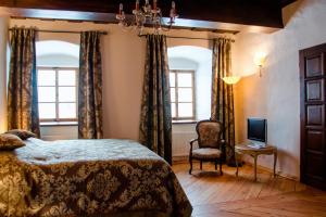 Postel nebo postele na pokoji v ubytování zámek Kolštejn - hotel Chateau Goldenstein + 37 fotografií