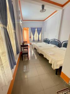 a hospital room with two beds in it at Hotel Thúy Hằng Núi Sam Châu Đốc in áº¤p VÄ©nh ÃÃ´ng
