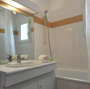 a bathroom with a sink and a tub and a mirror at Chambre privée - Près de Bordeaux in Villenave-dʼOrnon