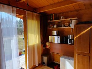 a room with a kitchen with a door and a window at Chalet Glamping in Myza Igaste