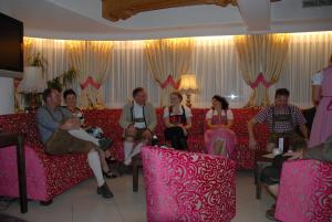 un grupo de personas sentadas en sofás en una habitación en Alpenhotel Regina, en Nauders
