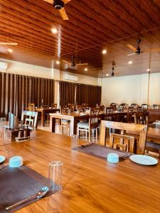 a dining room with wooden tables and chairs at Bandhav Moonlight Resort in Tāla