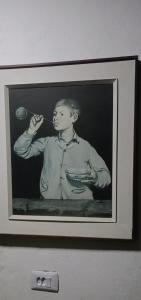 a black and white picture of a man holding a bat at Cabana do paraíso in Maragogi