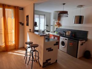 a kitchen with a stove and a dishwasher at Appartement dans le centre médiéval in Hyères +8 photos