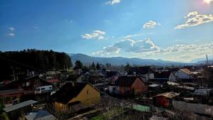 a city with houses and mountains in the background at Casa MARI-SOR in Vulcan