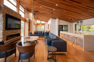 a living room with a couch and a table and chairs at Ro-An 炉庵 in Kutchan