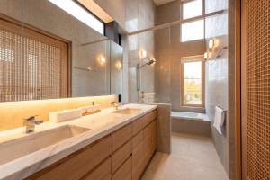a bathroom with two sinks and a large mirror at Ro-An 炉庵 in Kutchan +23 photos