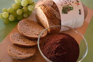 a bowl of bread and grapes on a table at BnB Varen in Varen