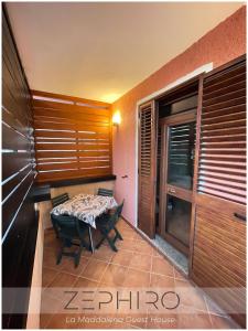 a room with a table and chairs in a room at Zephiro Guest House in La Maddalena +4 photos