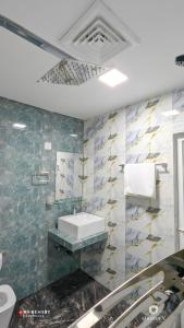 ein Badezimmer mit Waschbecken und einer Wand mit Fischmuster. in der Unterkunft MSResort in Haputale + 37 Fotos