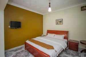 Cama ou camas em um quarto em Tuzza Hotel