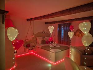 ein Wohnzimmer mit Luftballons und ein Bett mit einer Couch in der Unterkunft Kama Muta in Callas
