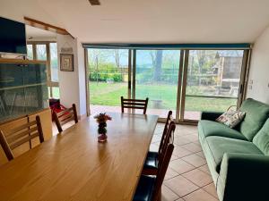 a living room with a wooden table and a green couch at Casa Barbara in Sant Arcangelo