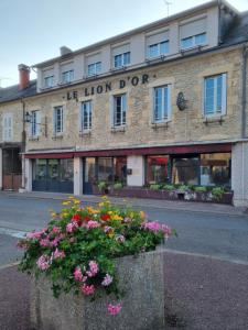 a building with flowers in front of it at Chambre double Le Lion d'Or in Nérondes