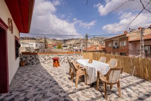 a patio with a table and chairs on a balcony at Ipek Esintisi House in Nevşehir
