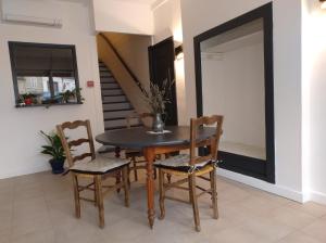 a dining room table with two chairs and a mirror at Chambre double Le Lion d'Or in Nérondes