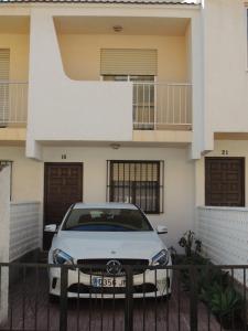 ペニスコラにあるApartamento Nuria Los Abanicosの家の前に駐車した白車