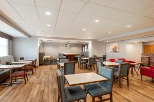 a dining room with tables and chairs at Hampton Inn La Junta in La Junta